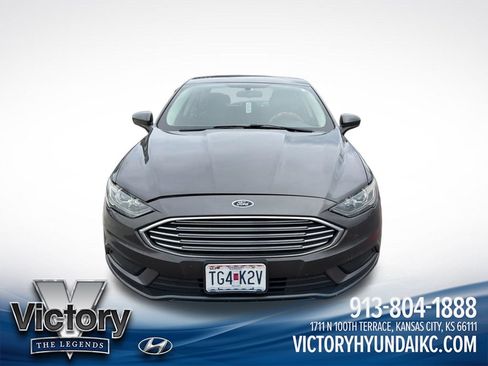 Used 2017 Ford Fusion SE w/ Fusion SE Technology Package FWD image 2