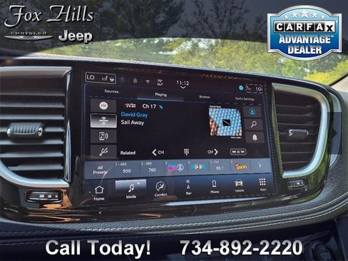 Used 2025 Chrysler Pacifica Limited image 23