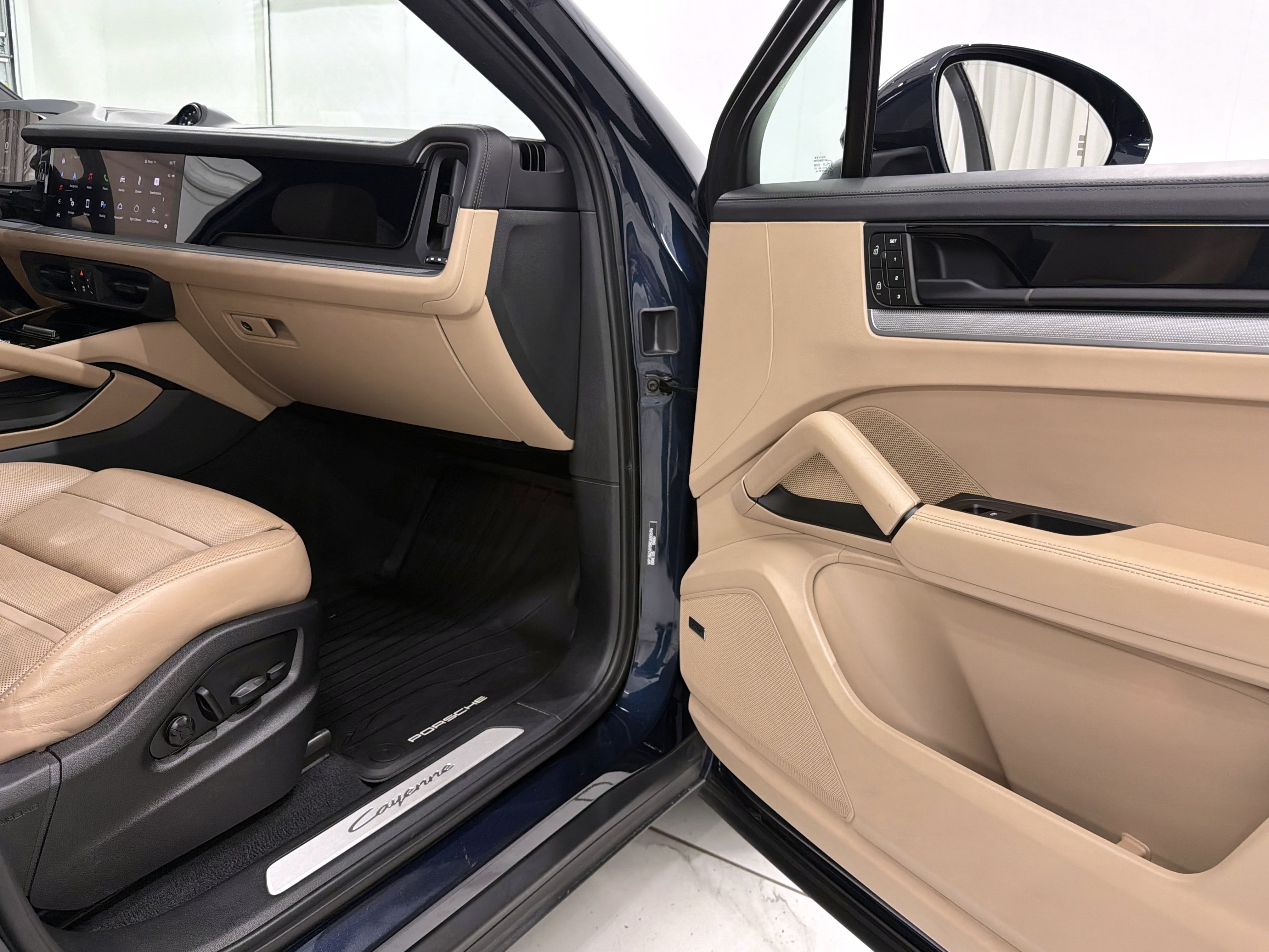 Certified 2024 Porsche Cayenne Coupe AWD/4WD image 21