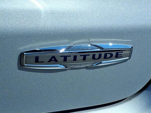 Used 2024 Jeep Compass Latitude image 12