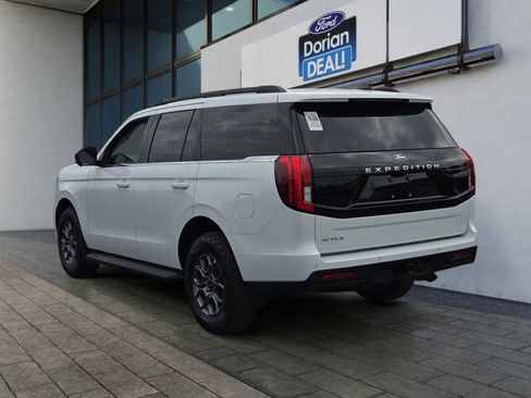 Used 2025 Ford Expedition Active RWD image 2