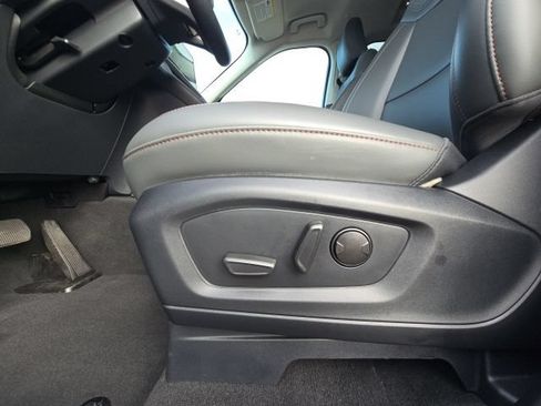 Used 2025 Ford Explorer Active w/ Active Comfort Package RWD image 24