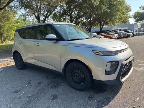 Used 2020 Kia Soul LX image 1