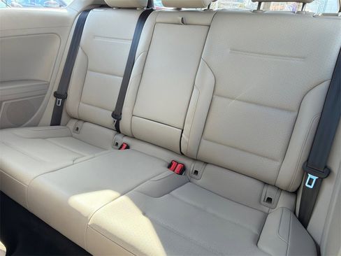 Used 2015 Volkswagen Golf S image 15