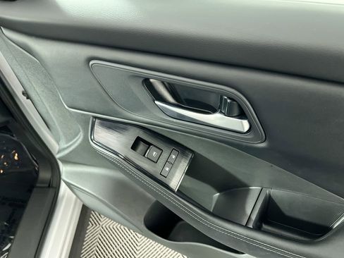 Used 2025 Nissan Rogue SV image 30