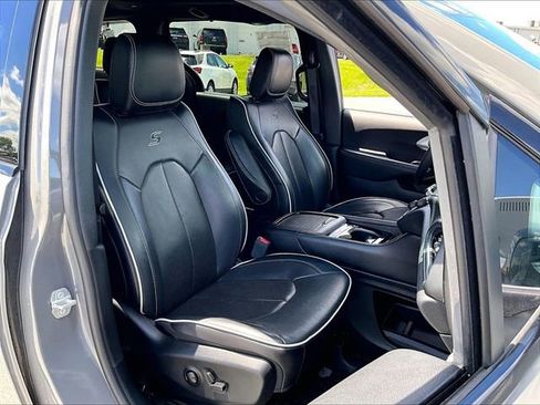 Used 2025 Chrysler Pacifica Limited FWD image 11