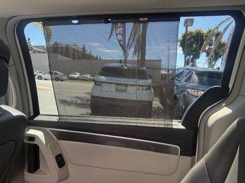 Used 2010 Volkswagen Routan SE image 13