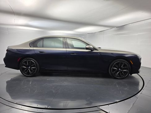 Used 2024 BMW i7 xDrive60 AWD/4WD image 3