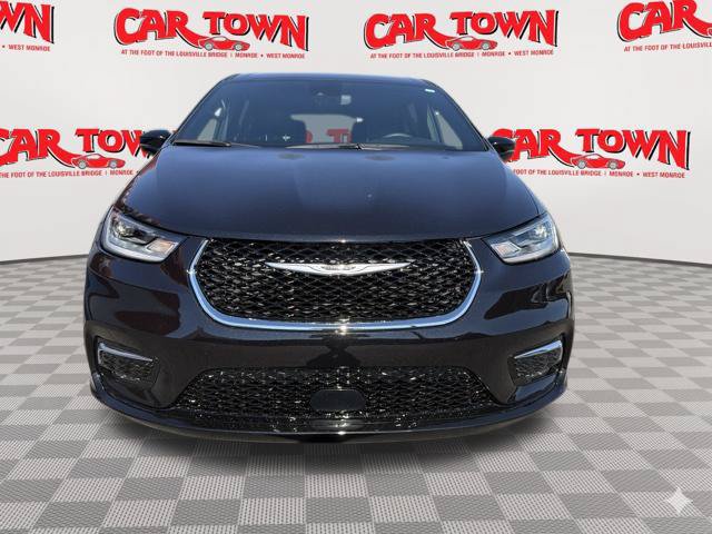Used 2025 Chrysler Pacifica Select FWD image 3