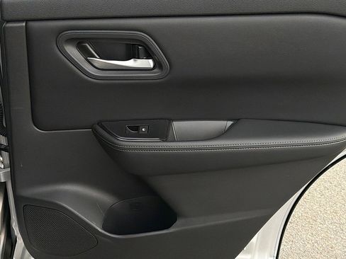 Used 2025 Nissan Rogue SV image 25