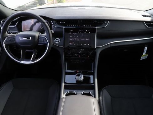 New 2025 Jeep Grand Cherokee Altitude image 18