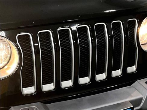 Used 2022 Jeep Wrangler Unlimited Sahara w/ Cold Weather Group image 31