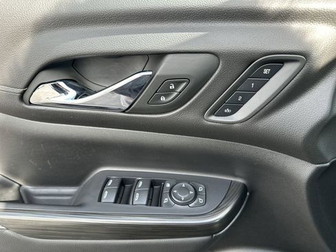 Certified 2023 GMC Acadia SLT w/ Preferred Package image 13