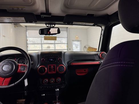 Used 2017 Jeep Wrangler Unlimited Sahara w/ Connectivity Group image 21