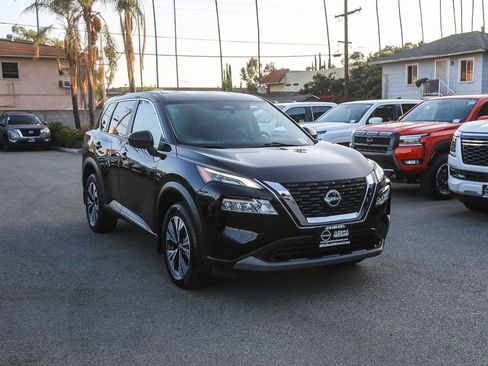 Used 2023 Nissan Rogue SV image 3