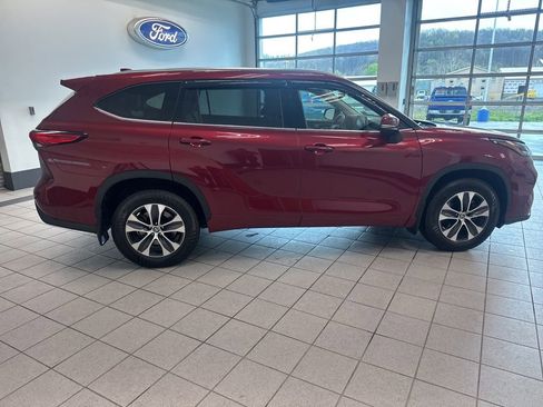 Used 2020 Toyota Highlander XLE image 19