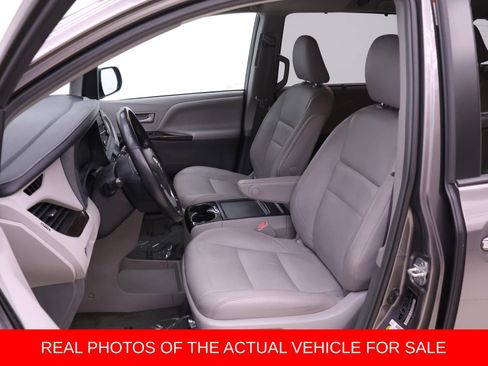 Used 2019 Toyota Sienna XLE image 8