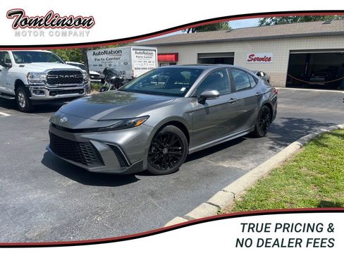Used 2026 Toyota Camry SE FWD image 1