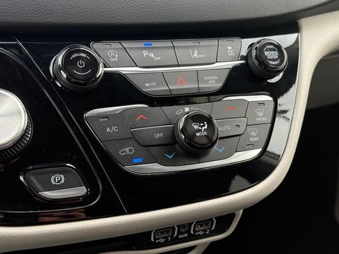 Used 2024 Chrysler Pacifica Touring-L FWD image 23