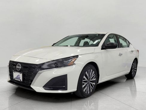 Used 2025 Nissan Altima 2.5 SV FWD image 12