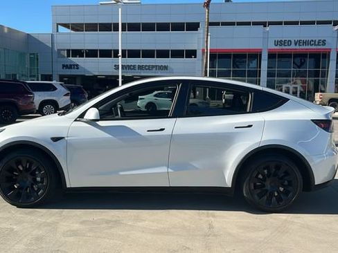 Used 2023 Tesla Model Y Long Range AWD/4WD image 3