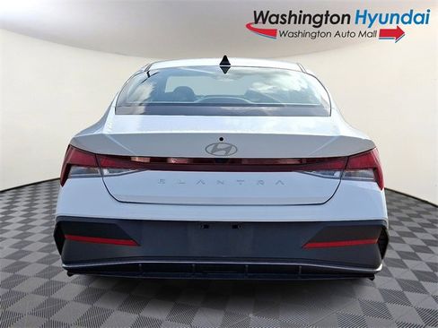 Certified 2025 Hyundai Elantra SE image 5