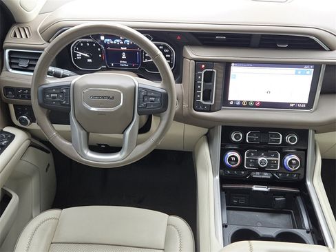 Used 2021 GMC Yukon Denali w/ Denali Premium Package image 28