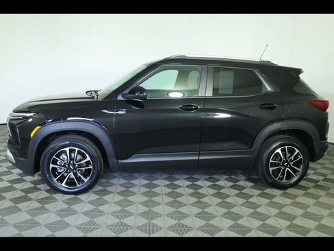 Used 2025 Chevrolet TrailBlazer LT AWD/4WD image 16