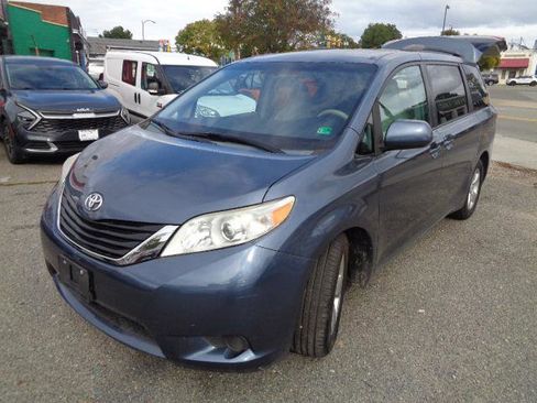 Used 2014 Toyota Sienna LE image 22