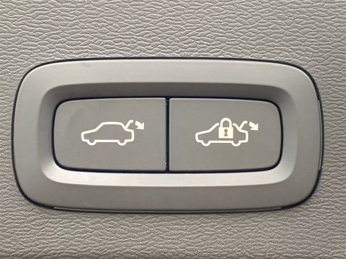 Used 2021 Volvo XC40 T5 R-Design image 24