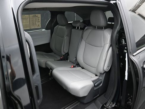 Used 2025 Toyota Sienna XLE w/ XLE Plus Package image 29