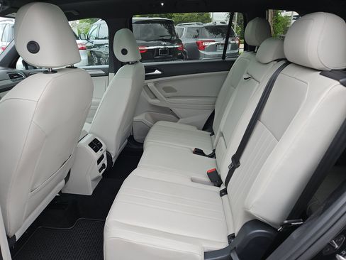 Used 2023 Volkswagen Tiguan SE R-Line image 8