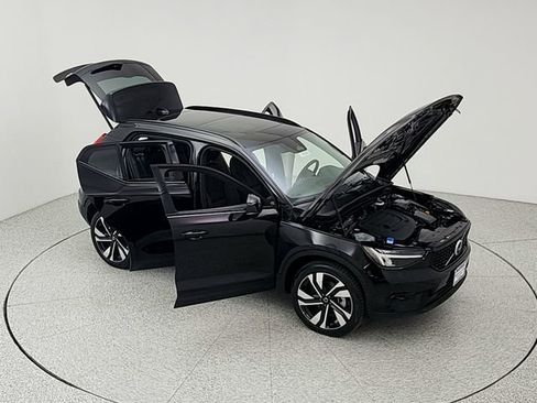 Certified 2025 Volvo XC40 B5 Plus AWD/4WD image 38