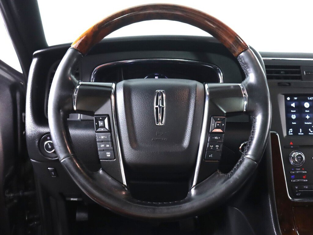 Used 2016 Lincoln Navigator Select RWD image 11