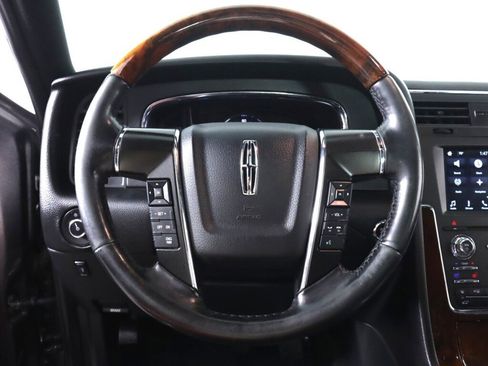 Used 2016 Lincoln Navigator Select RWD image 11