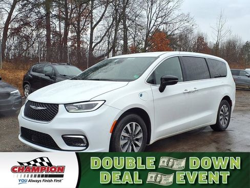 Used 2025 Chrysler Pacifica Select image 1