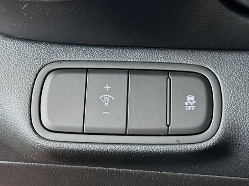 Used 2025 Hyundai Venue SEL image 17