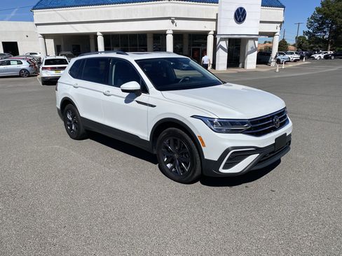 Used 2023 Volkswagen Tiguan SE w/ Panoramic Sunroof Package FWD image 37