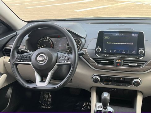 Used 2025 Nissan Altima 2.5 SV FWD image 35