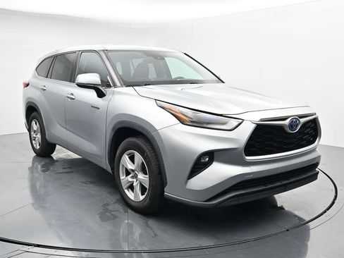 Used 2021 Toyota Highlander LE FWD image 2