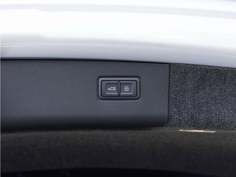 Certified 2024 Bentley Bentayga Extended Wheelbase image 45