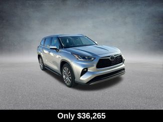 Used 2022 Toyota Highlander Platinum video 4