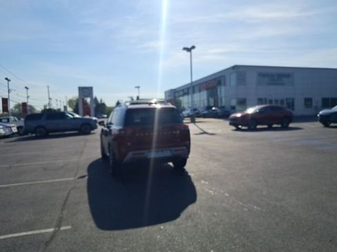 Used 2023 Nissan Pathfinder Platinum w/ Cargo Package image 10