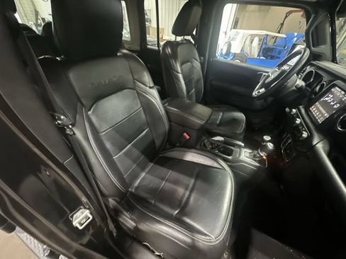Used 2018 Jeep Wrangler Unlimited Sahara AWD/4WD image 32