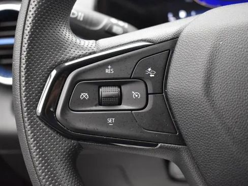 Used 2025 Chevrolet Trax LT FWD image 24