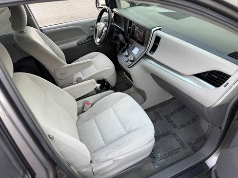 Used 2015 Toyota Sienna LE image 15
