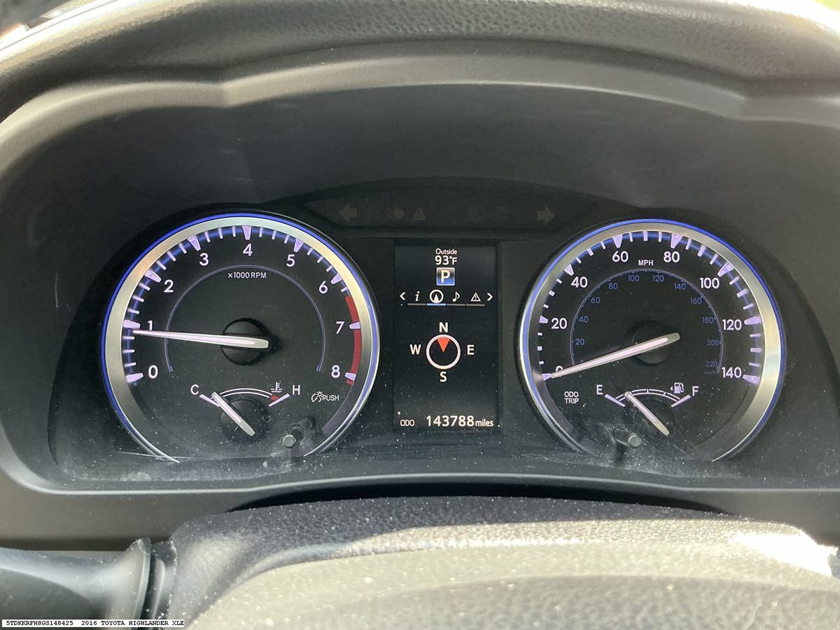Used 2016 Toyota Highlander XLE FWD image 12