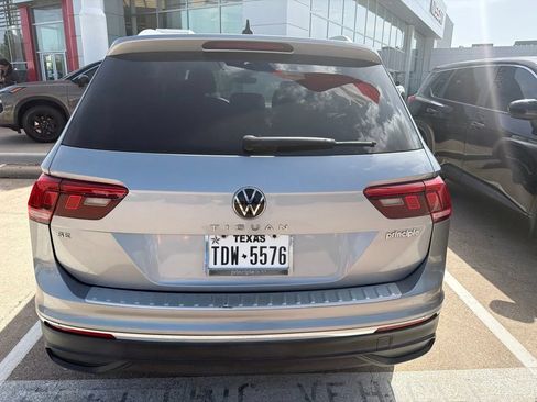 Used 2023 Volkswagen Tiguan SE w/ Panoramic Sunroof Package FWD image 14