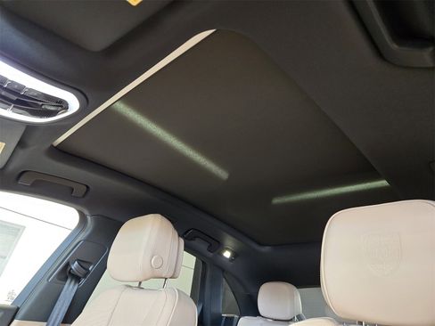 Used 2025 Porsche Macan image 11