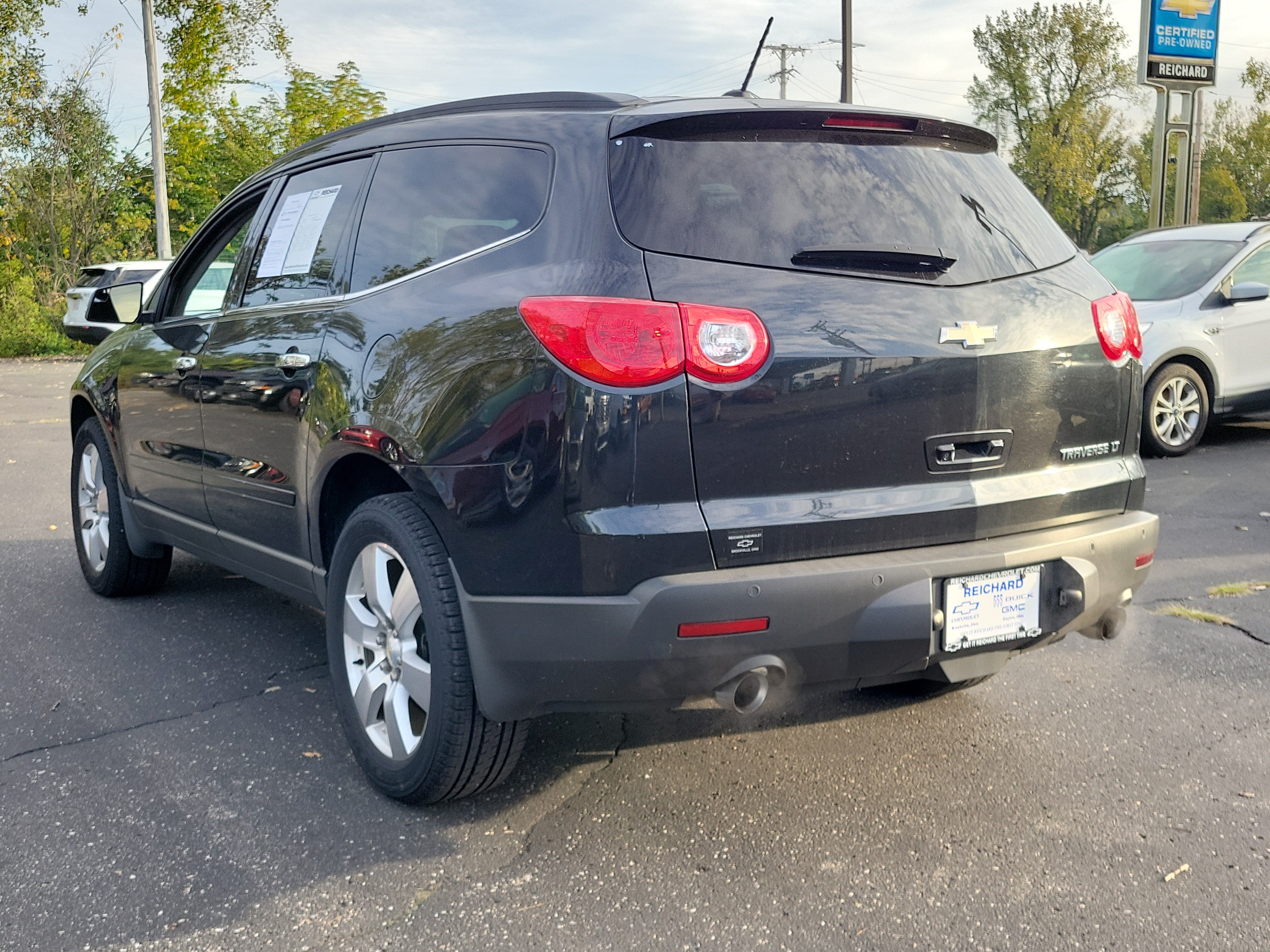 Used 2010 Chevrolet Traverse LT w/ LT Special Edition Package FWD image 3